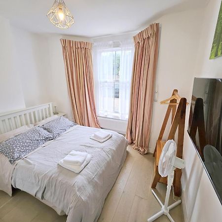 Two Bedroom Flat With Private Patio In Battersea London Eksteriør bilde