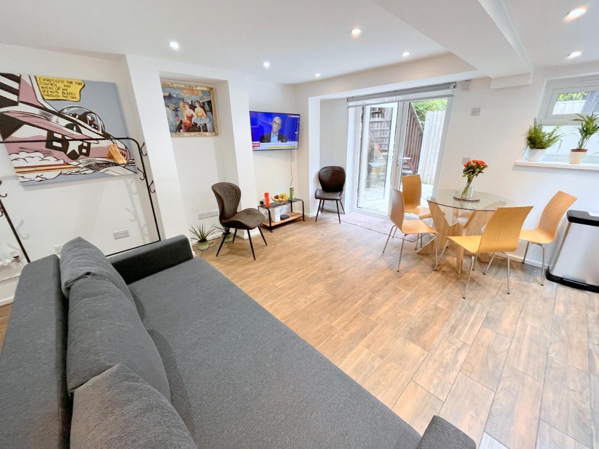 Two Bedroom Flat With Private Patio In Battersea London Eksteriør bilde