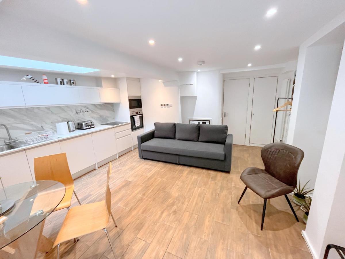 Two Bedroom Flat With Private Patio In Battersea London Eksteriør bilde