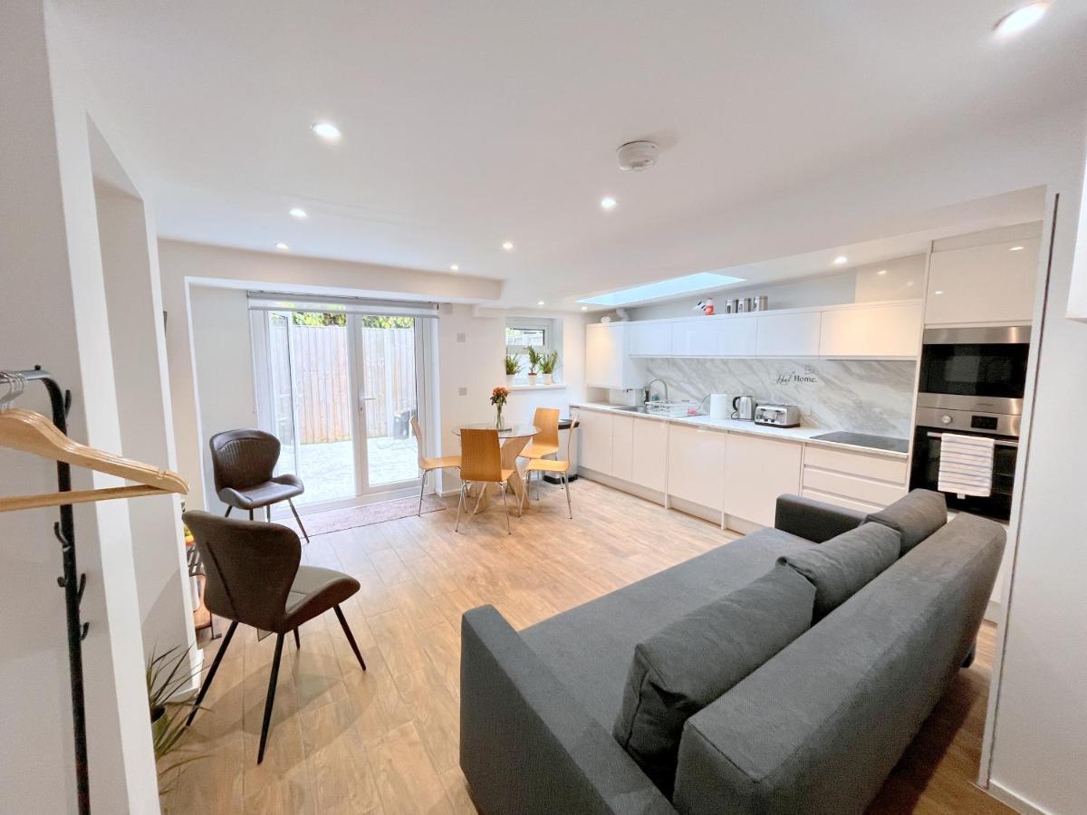 Two Bedroom Flat With Private Patio In Battersea London Eksteriør bilde