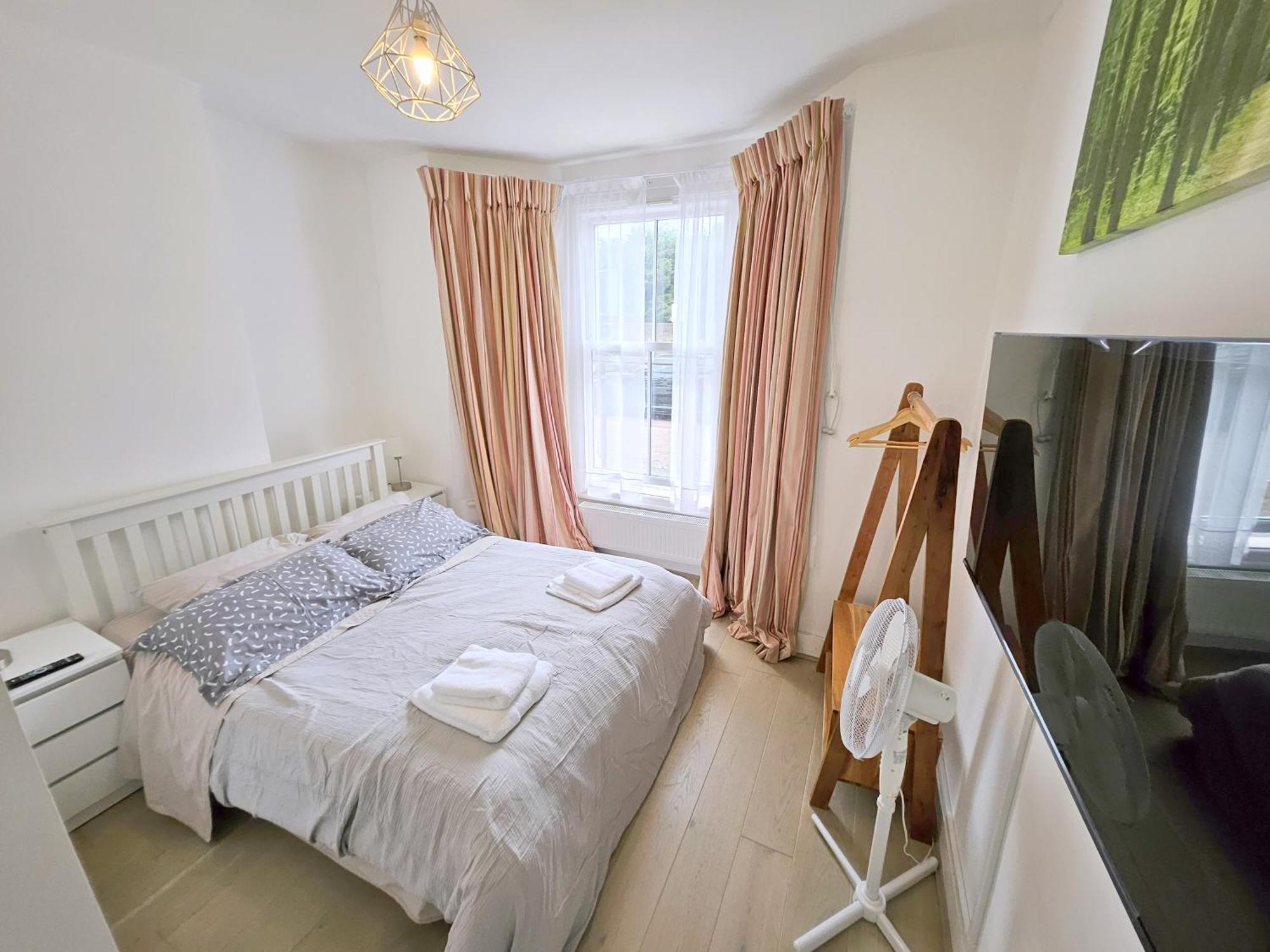 Two Bedroom Flat With Private Patio In Battersea London Eksteriør bilde